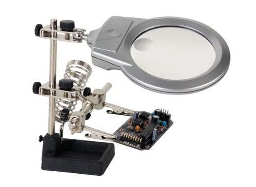 Troisième main avec loupe et lampe